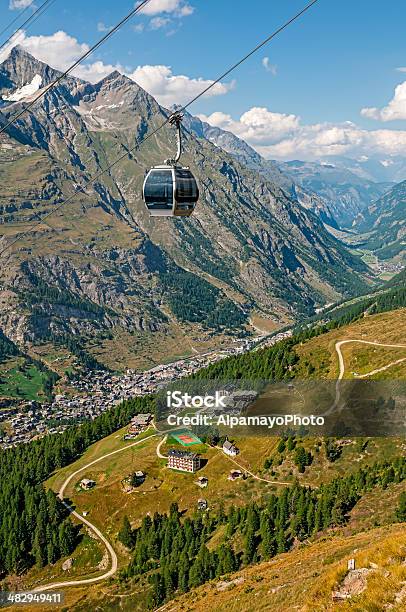 Cable Car В Направлении Furi Zermattxxi — стоковые фотографии и другие картинки Горнолыжный курорт