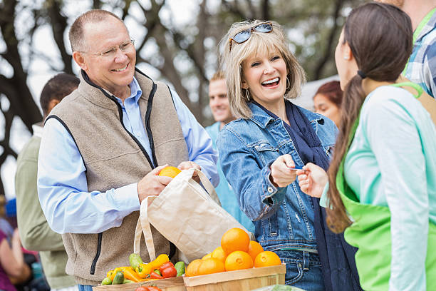 지불하는 행복함 여자 노인 청과물 현지 파머스 마켓 - farmers market market farmer community 뉴스 사진 이미지