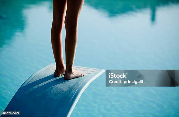 ショットの素足にダイビングボード上の青い海 - 勇気のストックフォトや画像を多数ご用意 - 勇気, ジャンプする, 飛び板