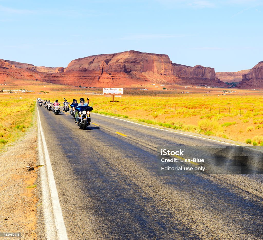 Ciclistas de Riding in Monument Valley - Foto de stock de EE.UU. libre de derechos