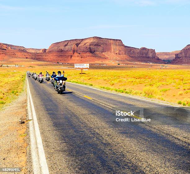 Ciclisti Cavallo Nella Monument Valley - Fotografie stock e altre immagini di Montare - Montare, Motocicletta, Stati Uniti d'America