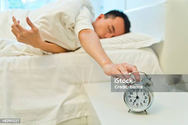 Despertador - Fotografias de stock e mais imagens de Aconchegante - Aconchegante, Acordar, Adulto