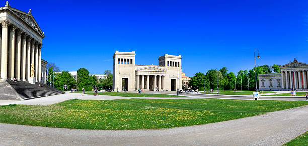 パノラマに広がる画像の königsplatz（王広場）でミュンヘン,ドイツ - propylaeen ストックフォトと画像