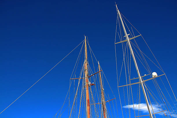 masts sur bleu - moored passenger ship rope lake photos et images de collection