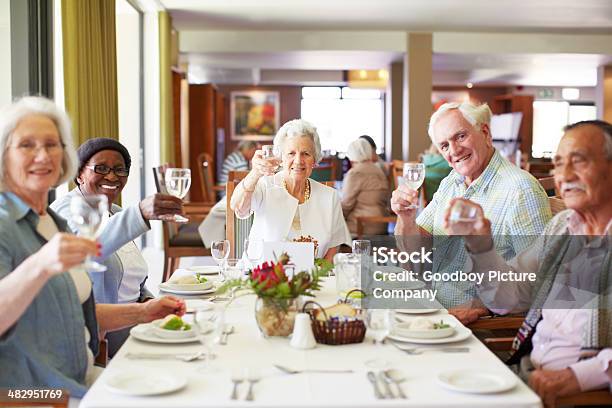 Ecco Di Pensionamento - Fotografie stock e altre immagini di Terza età - Terza età, Pranzare, Pensionato per anziani