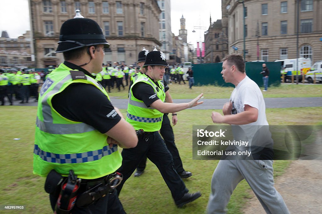 EDL поддержку устраняет policemen - Стоковые фото Великобритания роялти-фри