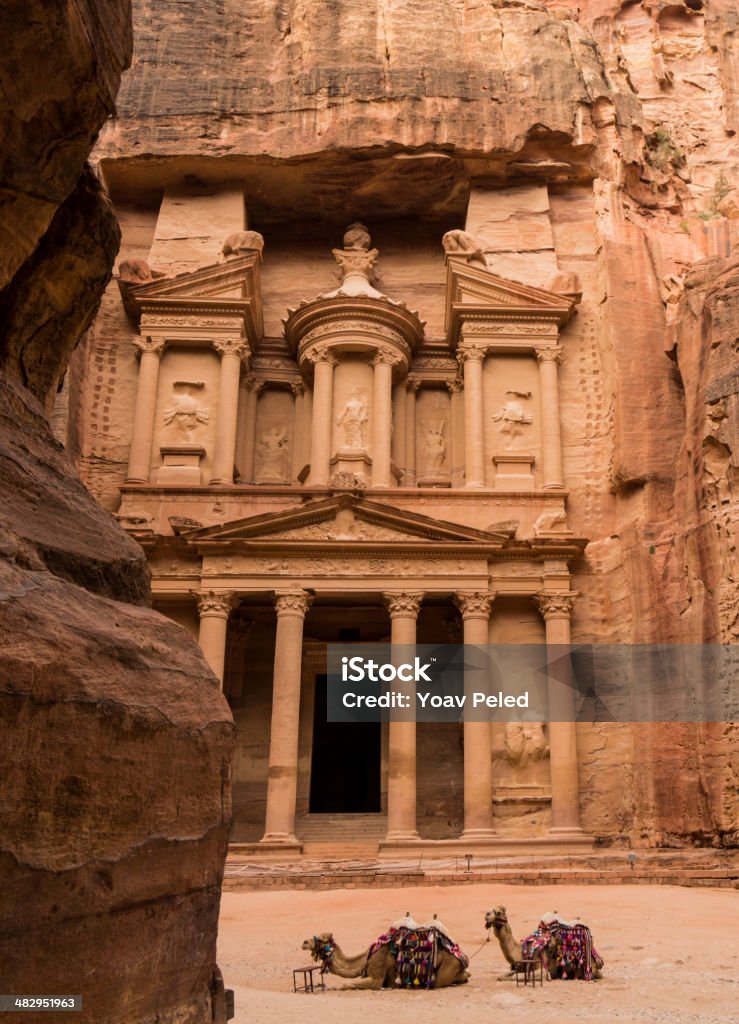 El tesoro (Kasneh)-Petra, Jordania - Foto de stock de Acantilado libre de derechos