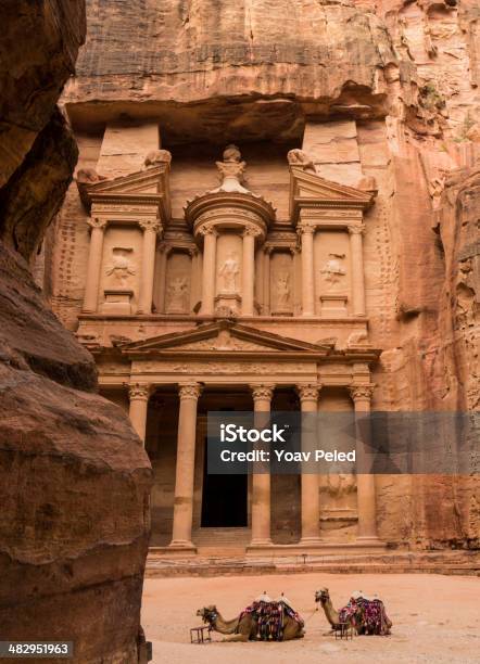 El Tesoro Petra Jordania Foto de stock y más banco de imágenes de Acantilado - Acantilado, Antiguo, Arabia