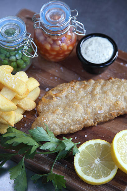 traditionelles fish and chips - fish and chips catch of fish fast food fresh lemons stock-fotos und bilder