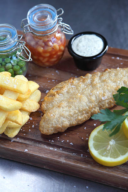 번자체 피시 앤 칩스 - fish and chips catch of fish fast food fresh lemons 뉴스 사진 이미지