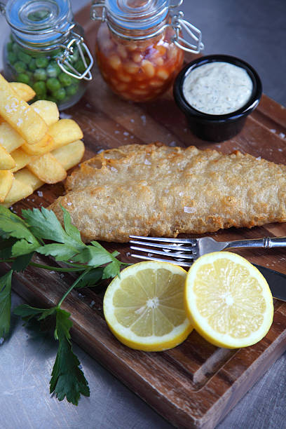 번자체 피시 앤 칩스 - fish and chips catch of fish fast food fresh lemons 뉴스 사진 이미지