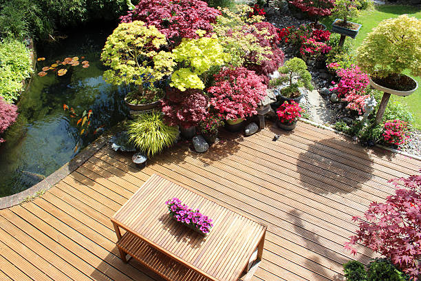 이미지 위에서 정원 decking, 코이 잉어 연못, 분재 maples - nature japanese garden formal garden ornamental garden 뉴스 사진 이미지