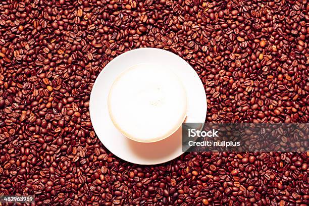 Ziarna Kawy - zdjęcia stockowe i więcej obrazów Bez ludzi - Bez ludzi, Biały, Bliskie zbliżenie