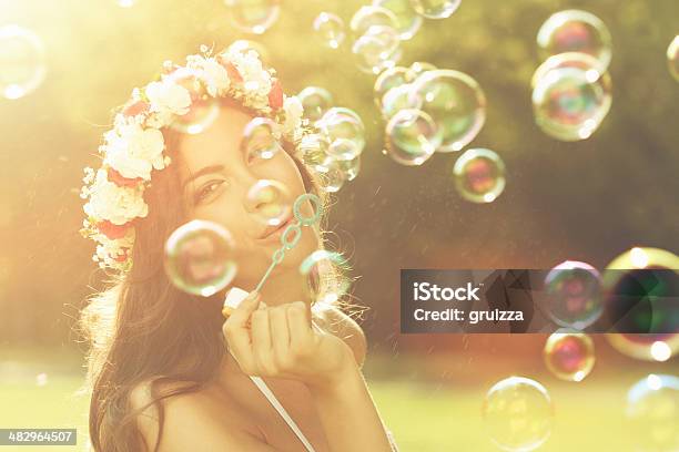 Junge Frau Die Spaß Und Blasen Blasen Im Freien Stockfoto und mehr Bilder von Seifenblasenring - Seifenblasenring, Frauen, Blase - Physikalischer Zustand