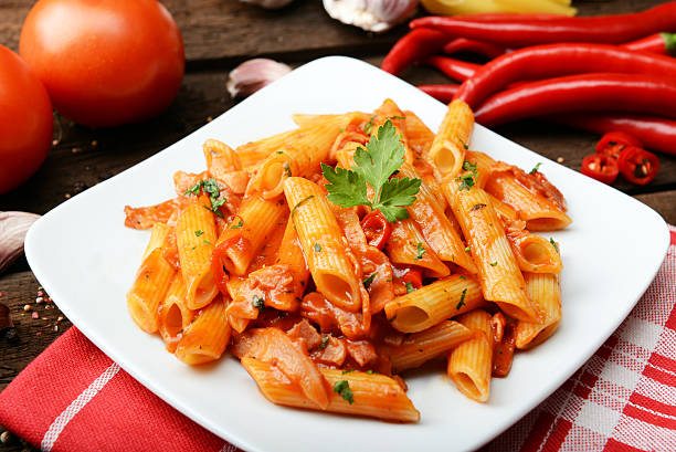 arrabiata massa - penne imagens e fotografias de stock