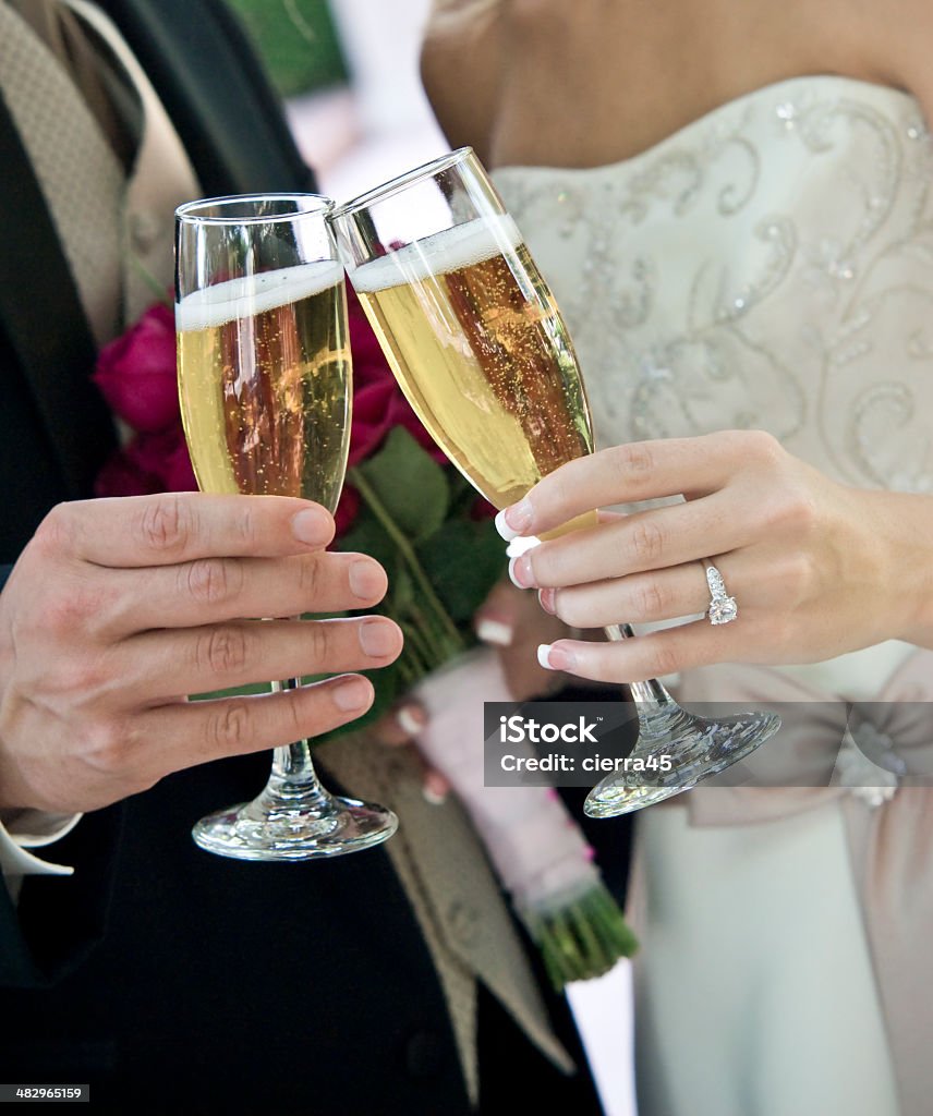 Toast au Champagne pour un mariage - Photo de Alcool libre de droits