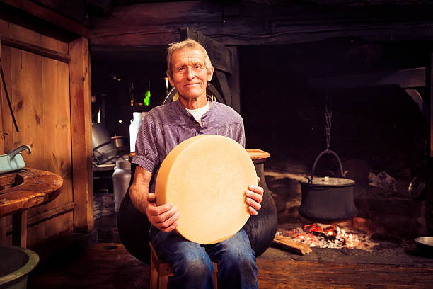 tradizionale cheesemaking - shack hut old obsolete foto e immagini stock