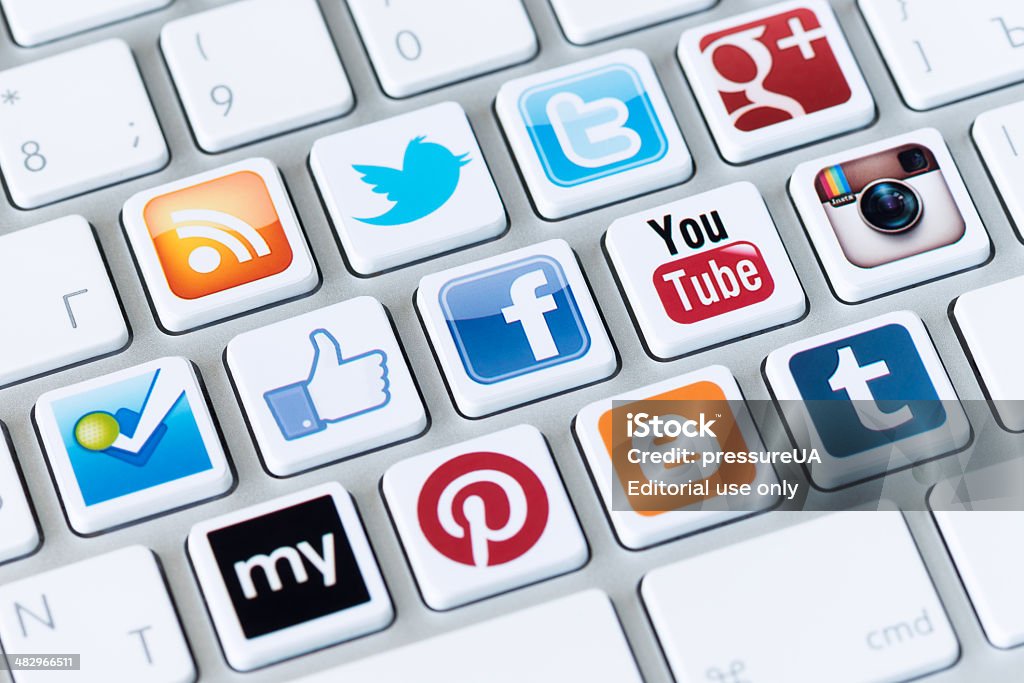 Социальные медиа кнопки на компьютер клавиатуры - Стоковые фото Иконка социальной сети роялти-фри