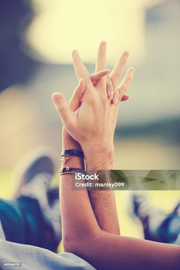 Pareja Sosteniendo Las Manos Vintage Foto de stock y más banco de imágenes de Parejas - Parejas, Niño, Adulto - iStock Pareja Sosteniendo Las Manos Vintage Foto de stock y más banco de imágenes de Parejas - Parejas, Niño, Adulto - iStock