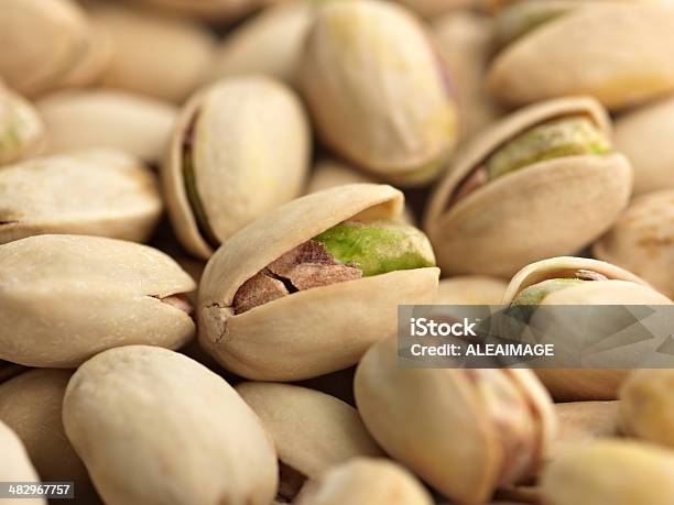 Pistácios - Fotografias de stock e mais imagens de Amontoar - Amontoar, Comida e Bebida, Cor verde