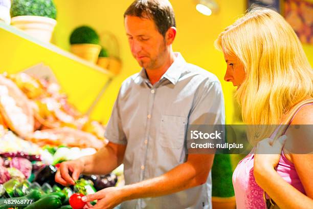 Coppia Adulta Al Supermercato - Fotografie stock e altre immagini di Adulto - Adulto, Adulto in età matura, Affari finanza e industria