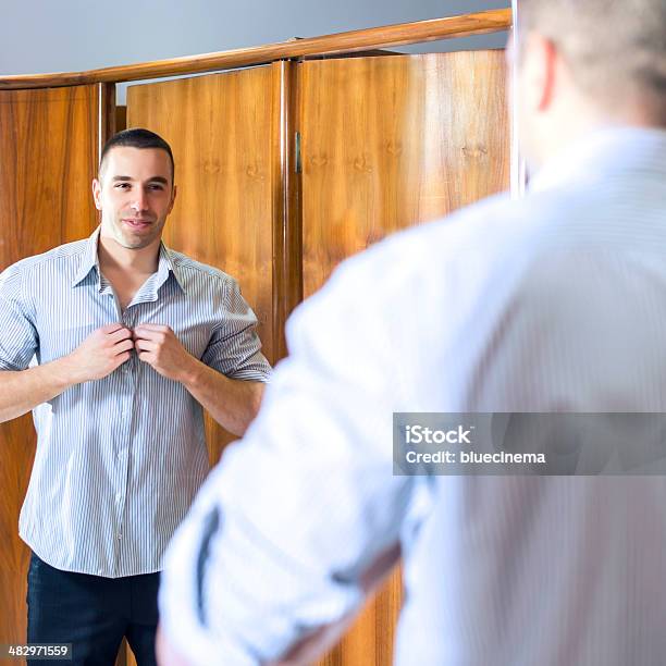 Photo libre de droit de Jachète Une Chemise banque d'images et plus d'images libres de droit de Hommes - Hommes, Boutonner, Costume habillé