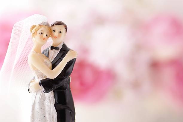 istock Bride and groom figurines of wedding cake topper 482971817