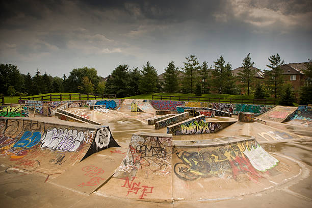 leere-skatepark - skateboard park ramp skateboard graffiti stock-fotos und bilder