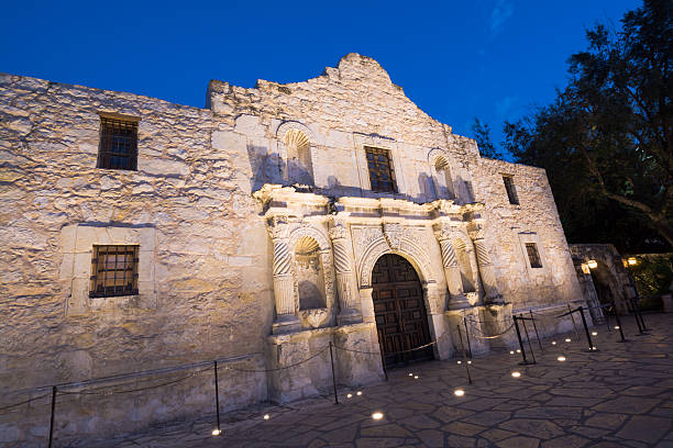 alamo a san antonio, texas, a notte - front door international landmark local landmark national landmark foto e immagini stock