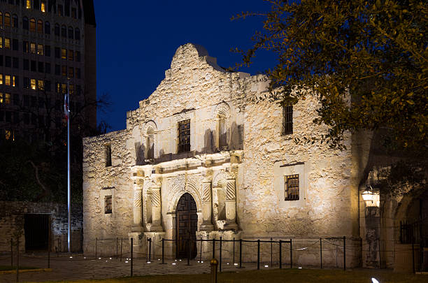 alamo a san antonio, texas, a notte - front door international landmark local landmark national landmark foto e immagini stock