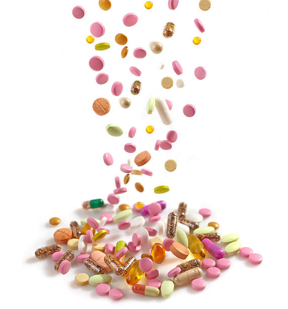 куча различных таблетки - vitamin pill excess pill capsule стоковые фото и изображения