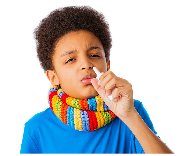 african american boy con atomizador nasal - child human nose allergy spraying fotografías e imágenes de stock