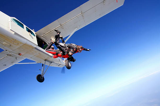 salta - skydiving parachuting extreme sports airplane foto e immagini stock