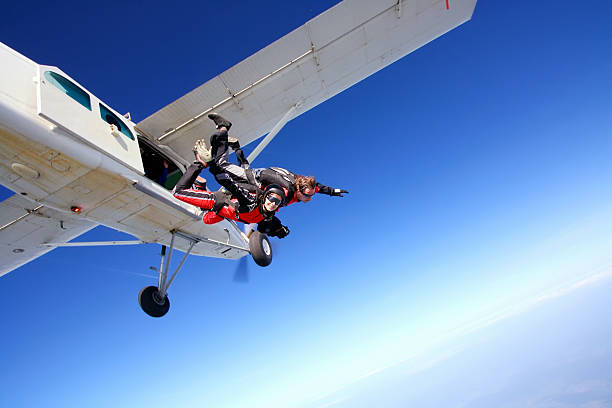 salto - skydiving parachuting extreme sports airplane - fotografias e filmes do acervo