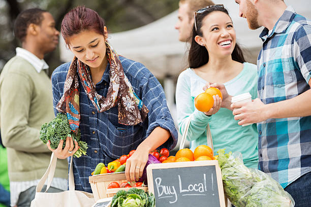 커플입니다 쇼핑 지역 파머스 마켓 (perth city farmers market) - farmers market market farmer community 뉴스 사진 이미지