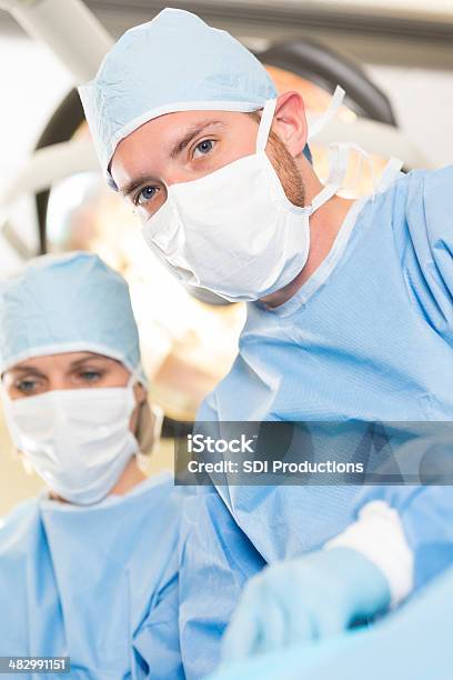 Pewnie Lekarz Przygotowuje Się Do Pracy Na Pacjenta W Szpitalu - zdjęcia stockowe i więcej obrazów Chirurg
