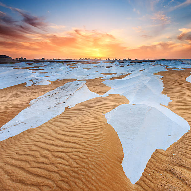 Sunset over The Western Sahara Desert in Africa Sunset over  The White Desert, part of The Western Sahara Desert in Egypt. The White Desert of Egypt is located 45 km (28 mi) north of the town of Farafra. The desert has a white, cream color and has massive chalk rock formations that have been created as a result of occasional sandstorm in the area.http://bem.2be.pl/IS/egypt_380.jpg egypt horizon over land sun shadow stock pictures, royalty-free photos & images