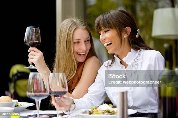 Glückliche Freunde Stockfoto und mehr Bilder von Besonderes Lebensereignis - Besonderes Lebensereignis, Trinken, Alkoholisches Getränk