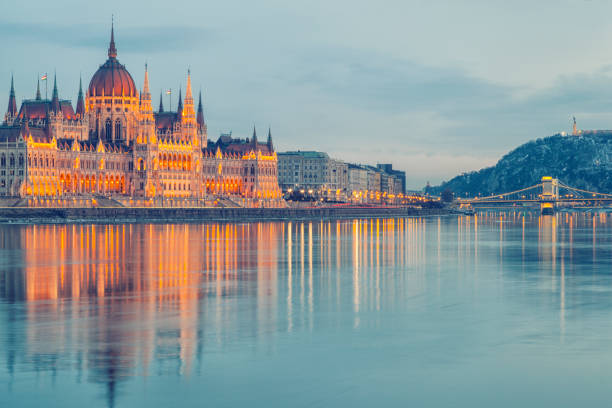 ungarische parlament - budapest danube river river hungary stock-fotos und bilder