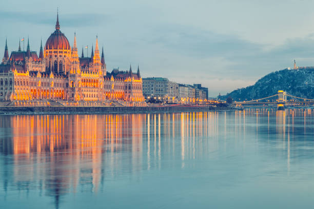 parlement hongrois - fleuve danube photos et images de collection