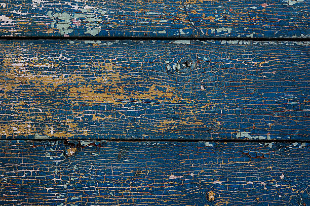 деревянные weatered фоне потрескавшейся краской, горизонтальные - weatered стоковые фото и изображения
