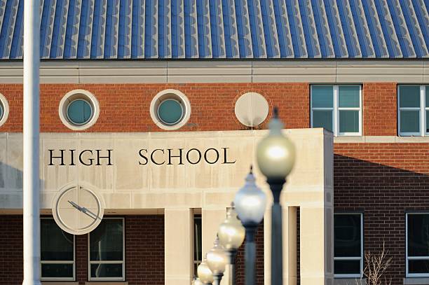 istock Modern high school entrance with sign 482993665