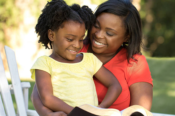 madre e hija leyendo - christian mujer leyendo la biblia fotografías e imágenes de stock