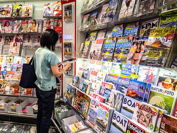 norwegian magazines affichés à la vente à l'aéroport d'oslo, norvège - news stand photos et images de collection