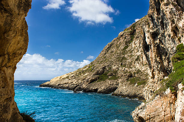 niebieskie morze wyspa gozo na malcie - rock quarry zdjęcia i obrazy z banku zdjęć