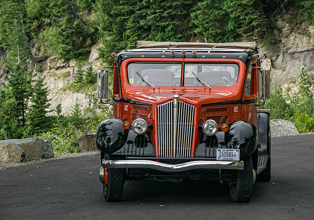 bus rouge dans le parc national de glacier - us glacier national park montana bus park photos et images de collection