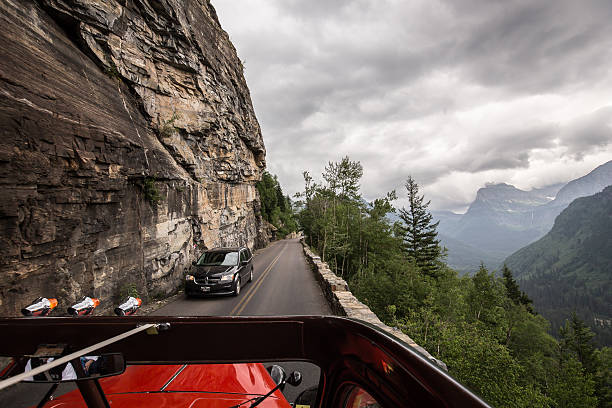 더 썬 도로 - us glacier national park montana bus park 뉴스 사진 이미지