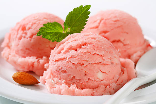 istock Strawberry sorbet 483001120