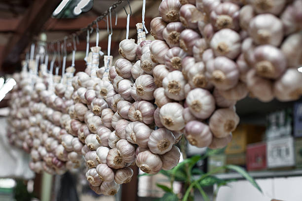 alho em uma cadeia, no funchal mercado da madeira - garlic hanging string vegetable imagens e fotografias de stock