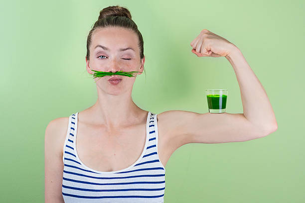 super weizengras power! - wheatgrass stock-fotos und bilder